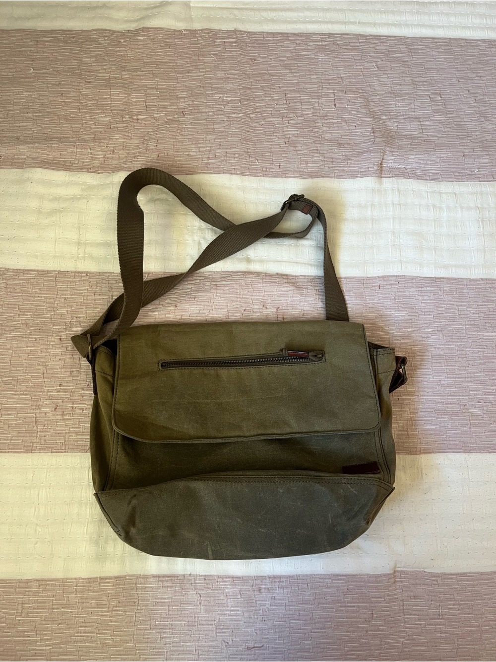 Y2K 2000s Lucky Brand Camo Green Messenger Bag Zip Closure Adjustable Strap
